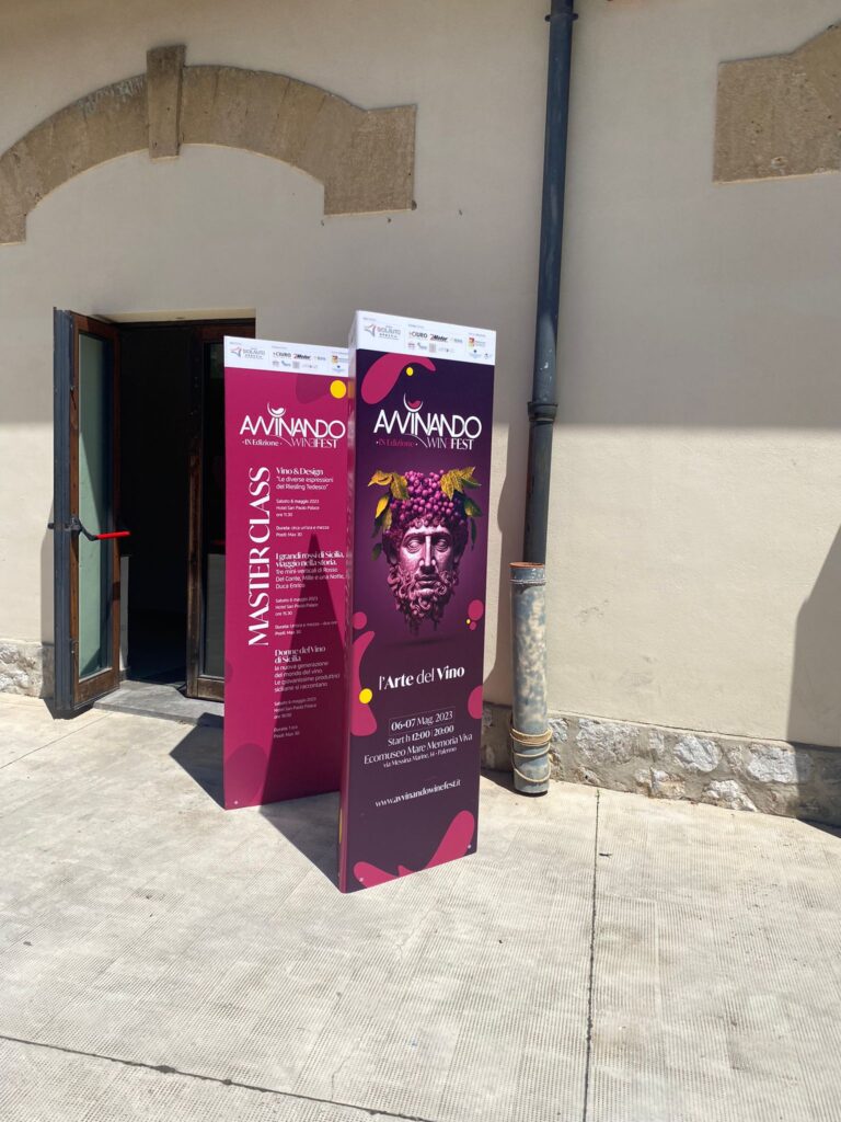 Totem pubblicitari Avvinando Winefest